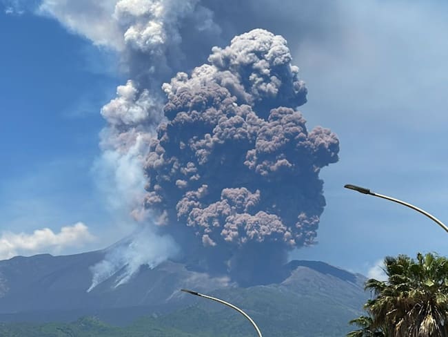 VIDEO: El volcán Etna hace erupción con inesperada explosión y turistas huyen de las cenizas