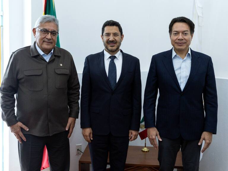 Alfonso Cepeda Salas, secretario general del SNTE, Martí Batres, director del ISSSTE y Mario Delgado, secretario de Educación.